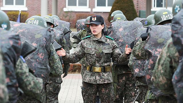 육군6사단 독수리연대 육탄11용사대대 윤지수 중사가 행군을 앞둔 훈련병 한 사람 한 사람의 군장을 꼼꼼히 점검하면서 부상을 입지 않는 올바른 행군 요령 등에 대해 조언하고 있다. 윤 중사는 살뜰하지만 단호한 훈육으로 훈련병들의 롤 모델이 되고 있다. 철원=이경원 기자 