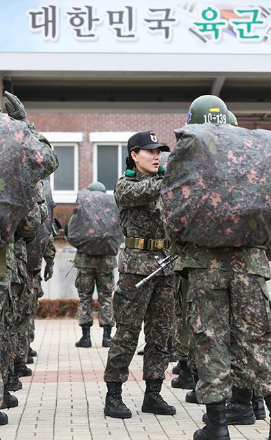 육군6사단 독수리연대 육탄11용사대대 윤지수 중사가 행군을 앞둔 훈련병 한 사람 한 사람의 군장을 꼼꼼히 점검하면서 부상을 입지 않는 올바른 행군 요령 등에 대해 조언하고 있다. 윤 중사는 살뜰하지만 단호한 훈육으로 훈련병들의 롤 모델이 되고 있다. 철원=이경원 기자 