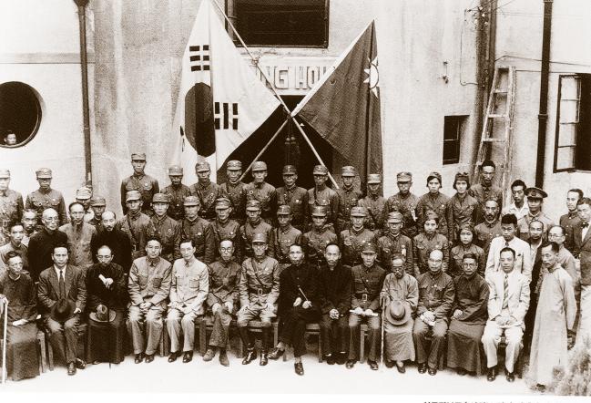 1940년 9월 17일 열린 한국광복군 총사령부 성립 전례식 장면. 앞줄 가운데가 김구 주석이고, 김구 왼쪽이 총사령관인 지청천 장군이다. 