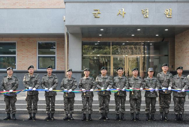 12일 2작전사 보통군사법원 신축 이전 개소식에서 황인권(왼쪽 다섯째) 사령관과 국방부 홍창식(왼쪽 일곱째) 고등군사법원장 등 주요 직위자들이 테이프를 자르고 있다. 부대 제공