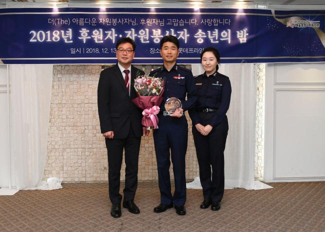 나래울종합사회복지관에서 감사패를 받은 공군10전비 인사행정처장 권광수(가운데) 중령이 복지관 관계자와 기념사진을 찍고 있다.  사진 제공=오규민 원사