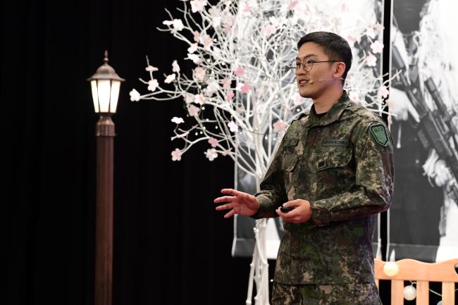 지난달 23일 경기도 성남시 밀리토피아호텔에서 열린 ‘제7회 장병강연대회-도전! 나도 명강사’ 녹화에서 육군27사단 이광호 상병이 ‘어쩌다 어른’을 주제로 강연하고 있다.