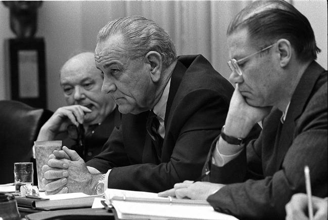 왼쪽부터 딘 러스크(국무장관), 존슨, 맥나마라. 1968년 2월, 공산 베트남군의 총공세로 궁지에 몰린 상황이었다.  필자 제공