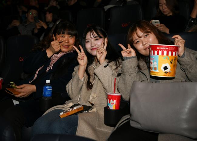 강릉 CGV에서 열린 가족 무비 데이 행사에 참여한 군 가족들이 영화 관람에 앞서 즐거워하고 있다. 
 사진 제공=최형준 일병