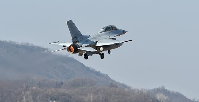 최종기회점검을 마친 공군19전비 KF-16 전투기가 항공작전 임무수행
을 위해 활주로를 박차고 날아오르고 있다. 사진=조용학 기자 
