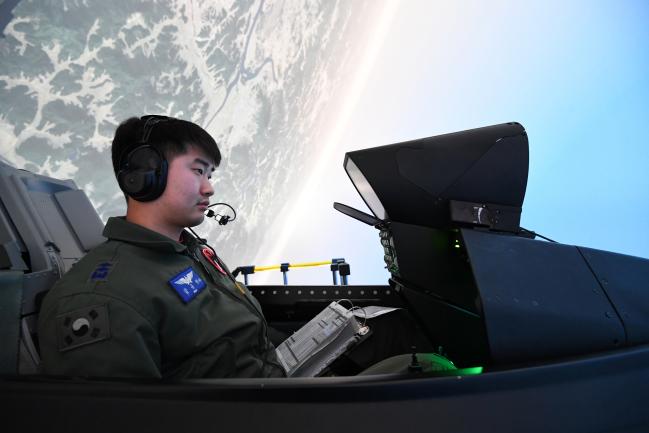 공군19전비 전투기 조종사 김웅찬 대위(진)가 비행훈련센터에서 KF-16 전투기 시뮬레이터 훈련을 하고 있다. 사진=조용학 기자 
