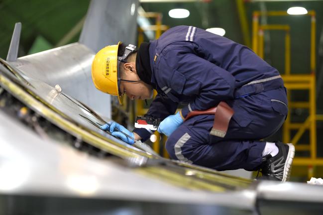 공군19전비 특기 정비사들이 주 격납고에서 KF-16 전투기의 주기검사를 하고 있다. 주기검사는 비행 200시간마다 항공기를 점검·수리하는 과정이다. 사진=조용학 기자 