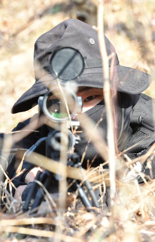 기지방호작전의 하나로 진행된 대테러 훈련에서 공군19전비 헌병대대 기동중대 특수임무소대 저격수가 전방을 주시하고 있다. 사진=조용학 기자 