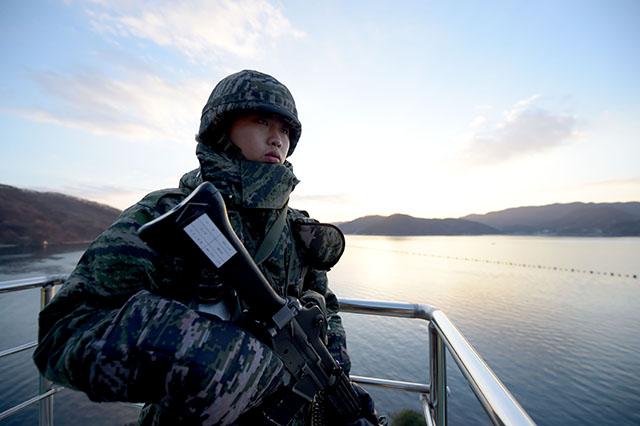 19일 오전 해군진기사 항만방어전대 물개91정 승조원들이 출항에 앞서 갑판에 얼어붙은 얼음을 쇠망치로 두드려 깨뜨리고 있다.   사진 제공=조유태 중사 