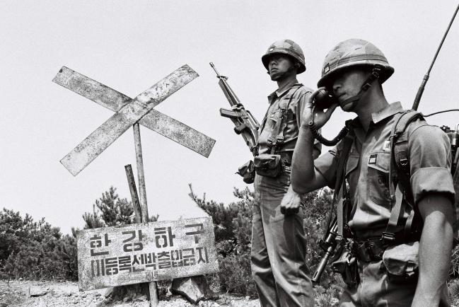 통상 휴전선 155마일의 시작점으로 간주하고 있는 한강하구 말도에서 경계작전을 수행하고 있는 국군 장병들의 모습.