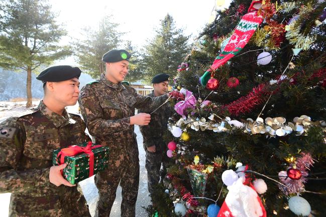 최전방 병영에도 “메리 크리스마스”  최전방 부대의 연말은 평소와 크게 다르지 않다. 매서운 영하의 날씨와 싸우며 변함없이 주어진 임무를 수행할 뿐이다. 그런 장병들에게 예쁜 크리스마스 트리는 작지만 특별한 위로가 된다. 강원도 양구군 육군21사단 이목정대대 장병들이 크리스마스를 앞둔 지난 14일 부대에 설치된 트리를 행복한 표정으로 꾸미고 있다. 부대는 조국과 국민의 안전을 위해 가장 차갑고 거친 곳에서 묵묵히 임무하는 장병들을 격려하고, 밝고 건강한 병영 분위기를 조성하고자 트리를 설치해 매년 겨울 장식하고 있다.  양구=조종원 기자