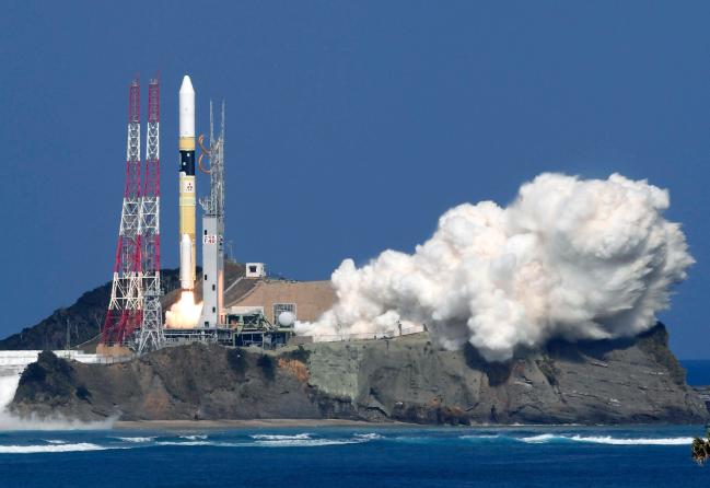 지난 10월 일본 가고시마현 다네가시마 우주센터에서 온실가스 관측 위성 ‘이부키 2호’를 탑재한 H2A 40호 로켓이 발사되고 있다.   연합뉴스