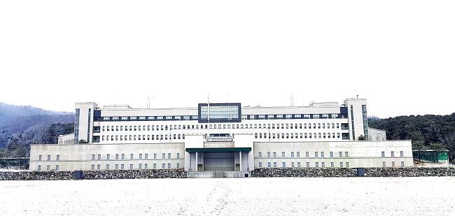 1일 출범한 육군지상작전사령부 건물 전경. 지상작전사령부는 1야전군사령부와 3야전군사령부가 통합돼 육군 전방 작전을 지휘하는 최상위 야전부대다.  육군 제공