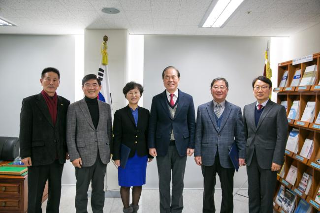 한국군사문제연구원의 우수 논문 시상식에서 수상자들이 기념 촬영을 하고 있다. 
 한국군사문제연구원 제공 