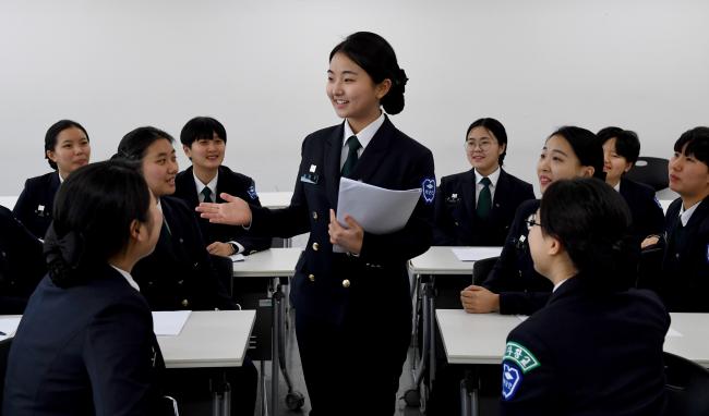 육군학군사관(ROTC) 입영훈련이 ‘선택과 집중’을 통해 훈련 효율은 높이고 후보생의 학사관리 여건까지 보장하는 방향으로 대폭 개선됐다. 사진은 숙명여대 학군단 후보생들이 지난 4일 교내 강의실에서 토론 수업을 하는 모습.    양동욱 기자