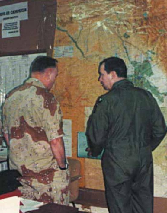 1991년 ‘사막의 폭풍 작전’을 실행하기 직전의 브리핑 모습. 왼쪽이 미 중부사령관 노먼 슈워츠코프 대장, 오른쪽이 데이비드 뎁툴라 당시 중령이다.    필자 제공