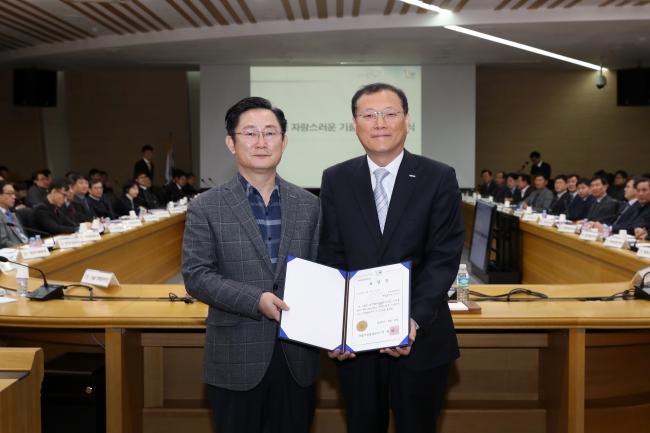 이창희(왼쪽) 국방기술품질원장이 8일 ‘2018년 자랑스러운 기품원인’으로 선정된 김인식 지휘정찰센터장에게 표창장을 수여한 뒤 기념사진을 찍고 있다.  기품원 제공