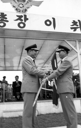 김두만 장군이 공군참모총장으로 취임하면서 공군기를 인수하고 있다.