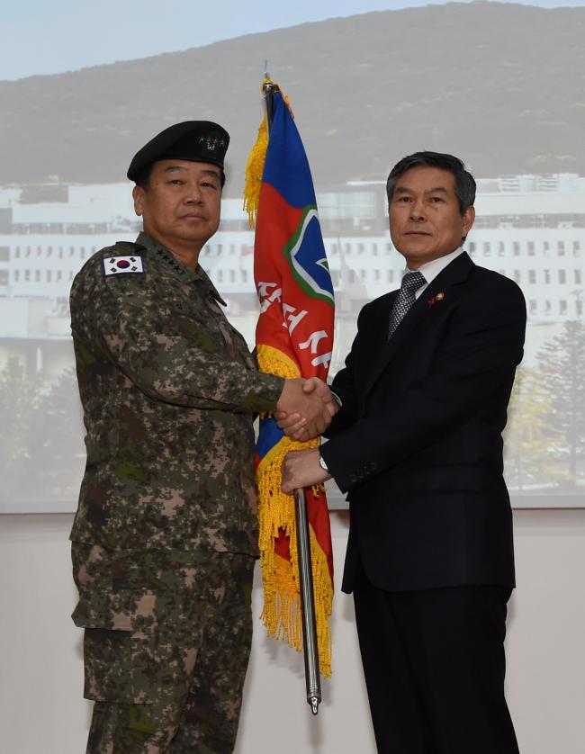 정경두(오른쪽) 국방부 장관이 9일 경기도 용인시 지상작전사령부 대강당에서 열린 부대 창설식에서 초대 사령관인 김운용 대장에게 부대기를 수여하고 있다. 용인=양동욱 기자