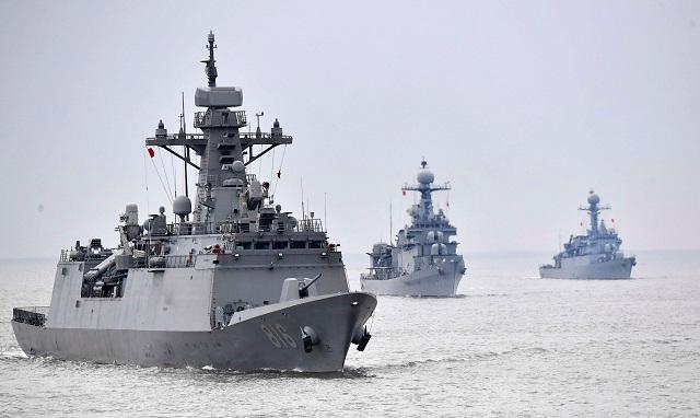 튼튼한 국방의 초석 위에서 평화를 위한 협의와 협상이 순조롭게 진행되도록 뒷받침하는 것이 군의 역할이다. 지난 4일 해군1함대가 해상기동훈련을 펼치고 있다. 사진 = 대한민국 해군 