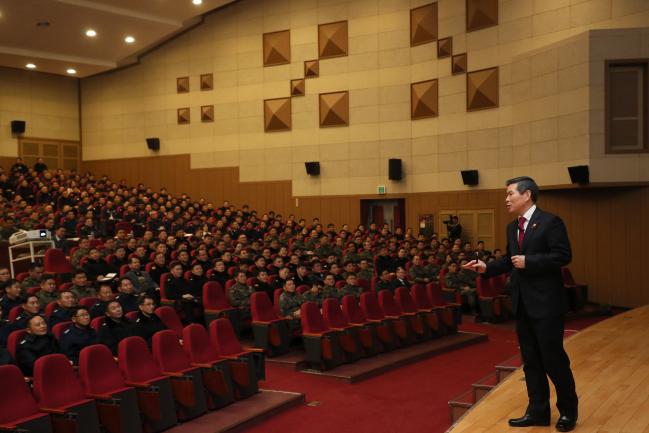 정경두 국방부 장관이 14일 계룡대 대강당에서 열린 2019년 국방정책설명회에서 육·해·공군 주요 간부를 대상으로 올해 주요 업무 추진계획과 2019~2023 국방 중기계획을 설명하고 있다.  계룡대=한재호 기자