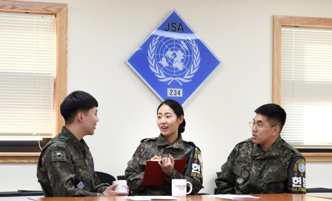 여군 최초로 JSA 경비대대원으로 임무를 수행 중인 성유진(가운데) 중사가 부대 내 회의실에서 병사 상담을 하고 있다. 