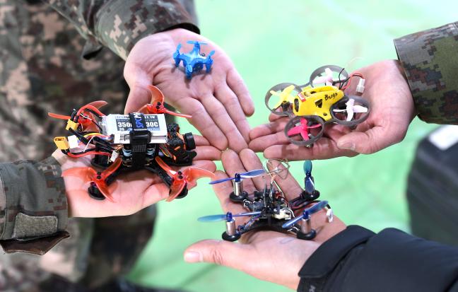 모양도 크기도 제각각인 드론. 이 작은 물체를 자기 마음대로 조종할 수 있게 됐을 때 느끼는 쾌감은 그 무엇과도 비교할 수 없다는 것이 회원들의 이구동성이다. 사진=조용학 기자