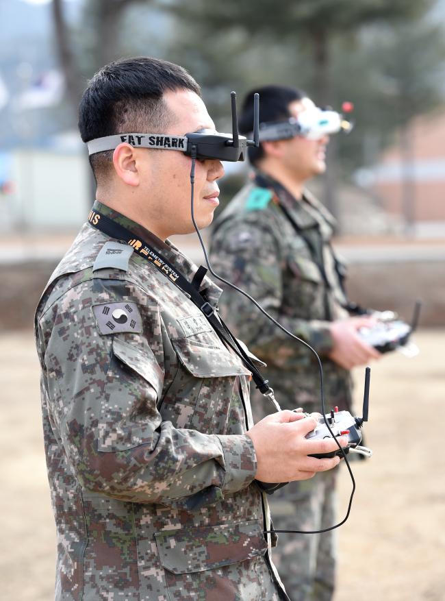 ‘드론계의 손흥민’으로 불리는 육군36사단 염성호 중사가 드론에 장착된 카메라를 통해 전송되는 영상을 고글로 확인하며 조종하고 있다. 사진=조용학 기자 