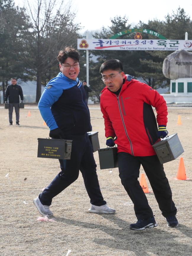 본지 임채무(왼쪽) 기자와 신희현 육군36사단장이 14㎏에 달하는 탄약통을 양손에 든 채 ‘중량 들고 지그재그 달리기’를 하고 있다. 이날 두 사람의 대결은 아쉽게도(?) 신 사단장의 승리로 돌아갔다. 