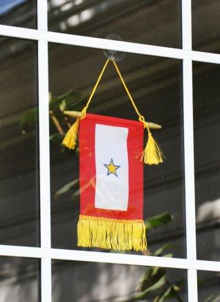 한 미국인의 집에 걸려 있는 골드스타 깃발. 가족 중에 전사한 참전군인이 있음을 의미한다.     
 필자 제공