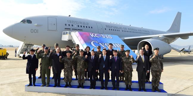 30일 공군 경남 김해기지 주기장에서 열린 ‘공중급유기(KC-330·시그너스) 전력화 행사’에서 정경두(앞줄 가운데) 국방부 장관을 비롯한 참석자들이 기념사진을 찍고 있다.     김해=조종원 기자