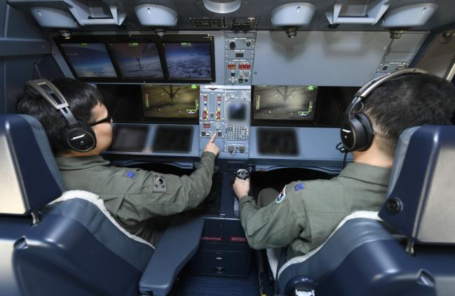 30일 전력화된 KC-330 공중급유기에서 공군 공중급유통제사들이 임무를 수행하는 모습.  공군 제공 
