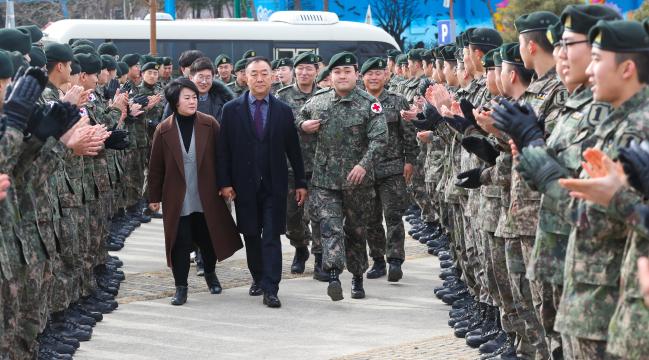 31일 경기도 파주시 임진각 평화의 발에서 열린 하재헌(정면 오른쪽) 중사 전역 기념행사에서 하 중사가 수색대대 후배들의 박수를 받으며 행사장으로 입장하고 있다. 파주=이경원 기자