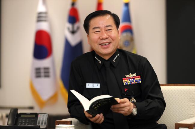 심승섭 해군참모총장이 『제4차 산업혁명-더 넥스트』를 소개하면서 해군이 추진하고 있는 4차 산업혁명 기반의 스마트해군(Smart Navy)에 대해 설명하고 있다.