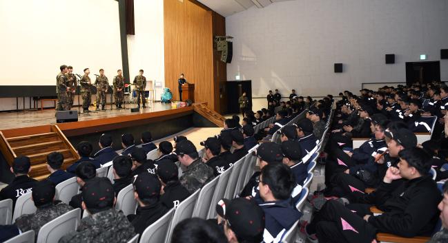 공군18전투비행단 장병들이 6일 기지 내 강당에서 개최된 ‘통통 콘서트’에 참석해 공연을 관람하고 있다.  사진 제공=정준우 상병