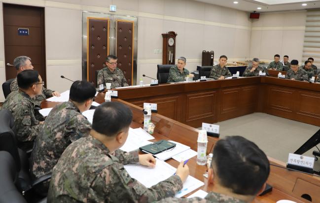 12일 육군교육사령부에서 열린 올해 첫 ‘교육혁신 전략토의’에서 참석자들이 육군과학기술위원회 운영방안을 주제로 토의하고 있다. 육군과학기술위원회는 핵·WMD대응, 드론봇, 워리어 플랫폼, 초연결·모바일 등 14개 그룹으로 구성돼 첨단과학기술을 군사 분야에 접목하는 히말랴야 프로젝트를 선도한다.  