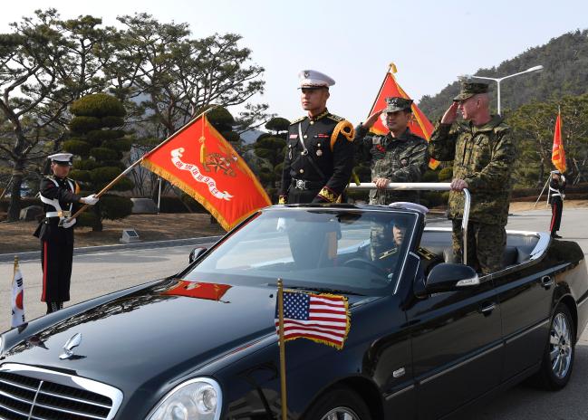12일 해병대사령관 본청 앞에서 전진구(뒷줄 왼쪽) 해병대사령관과 스미스(뒷줄 오른쪽) 미 3해병기동군사령관이 의장사열을 하고 있다.  
 해병대사령부 제공