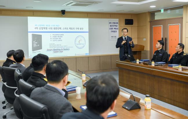 박한구 한국인더스트리4.0협회장이 14일 해군군수사령부에서 4차 산업혁명 핵심 기술과 군수업무 분야 도입 방안에 대해 강연하고 있다.  부대 제공