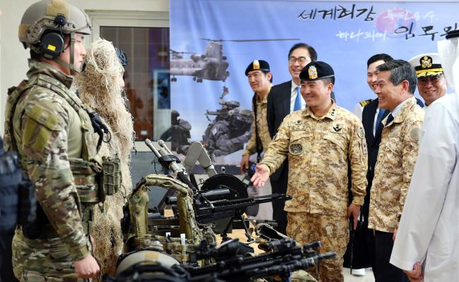 정경두 국방부장관이 아크부대를 방문해 장병들을 격려한 후 장병들이 착용한 워리어 플랫폼 등 주요장비를 확인하고 있다. 국방부제공 