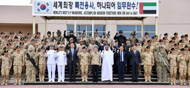정경두 국방부장관이 아크부대원 및 알 다헤리 UAE 국방차관 등 관계자들과 기념촬영 하고 있다. 국방부제공 