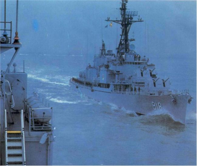 해상기동훈련에 투입된 인천함이 파도를 가르며 항진하는 모습.