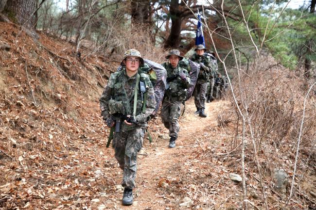 100㎞ 무박 2일 전술행군에 참가한 육군66사단 수색대대원들이 12일 험준한 산악지형을 극복하고 있다. 이날 수색대대 전 대대원이 단 한명의 낙오자 없이 행군을 완주했다.  사진 제공=신지훈 대위