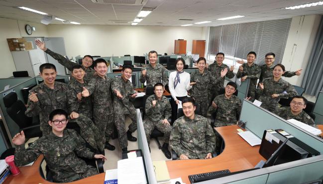 육군의 비전을 설계하고, 군사혁신 방향을 제시하며, 육군참모총장의 군사과학기술 리더십을 보좌하는 미래혁신연구센터 연구원들의 모습. 센터에는 육군이 지난해 신설한 석·박사급 ‘군사과학기술병’ 11명이 근무하면서 드론봇, 워리어 플랫폼, 초연결·모바일 등 4차 산업혁명 핵심기술에 대한 연구활동을 통해 첨단과학기술군으로 진화하는 육군의 혁신에 새로운 활력을 불어넣고 있다. 이경원 기자