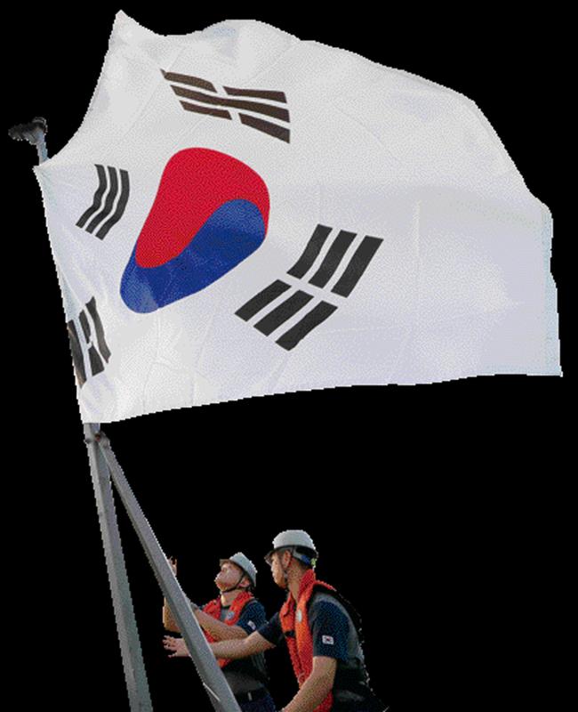 태극기 휘날리며 힘찬 출항
최영함 장병들이 아덴만 해역으로 가기 위해 오만 술탄카부스항에서 출항 준비를 하고 있다. 