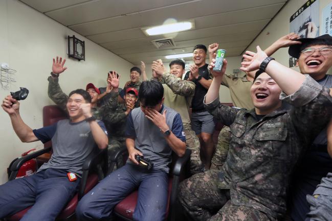 축구 게임하며 즐거운 시간
일과 후 함내 휴게실에서 축구 게임을 응원하며 즐거운 시간을 보내는 최영함 장병들. 
