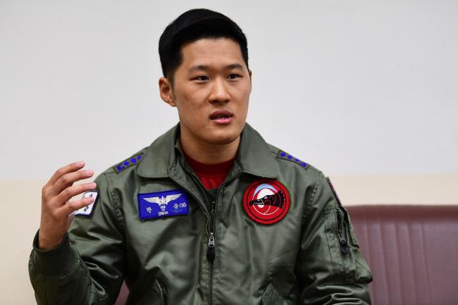 공군19전투비행단 소속 박병준 대위가 기자의 질문에 답하고 있다. 충주=조종원 기자