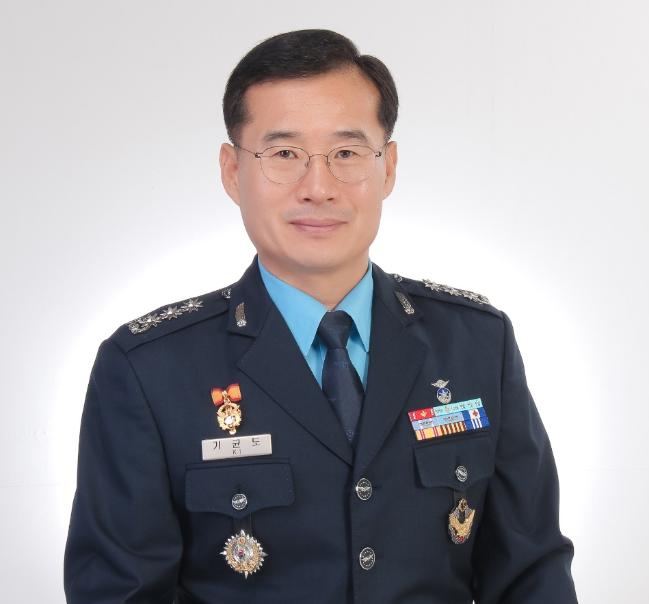 기 균 도 공군기상단장·대령 