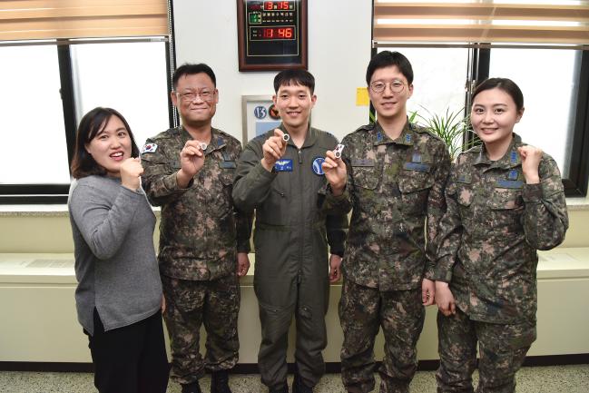 공군10전투비행단 성폭력안전지킴이들이 선진병영문화 조성과 사고 예방을 위한 각오를 다지고 있다. 사진 제공=지현구 상병