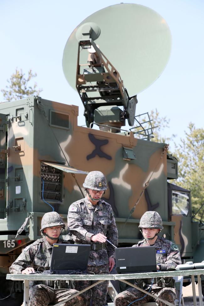 정보통신학교 장병들이 위성단말 탑재 차량을 원격으로 제어하는 실습을 하고 있다. 대전=한재호 기자 