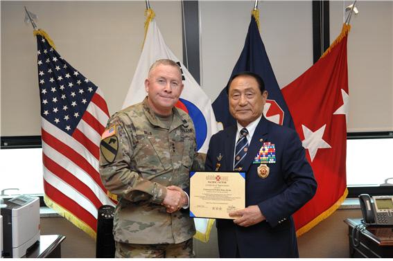 대한민국재향군인회 김진호(오른쪽) 회장이 27일 마이클 A. 빌스 미 8군사령관으로부터 감사장을 받고 있다.
 향군 제공